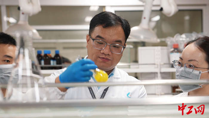 江苏常州千红生化制药研发人员交流研发情况。中工网记者赵海山-摄