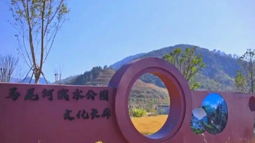 广西贺州：废弃矿区变身观光胜地