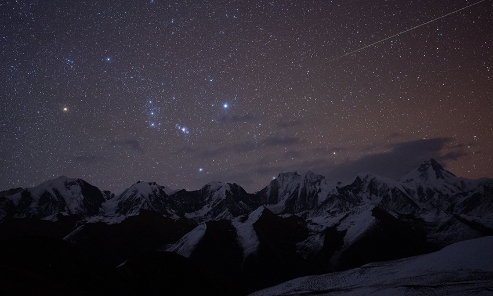 雪域流星的美丽光芒——读《划过雪域夜空的星》