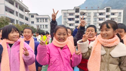 700多条爱心围巾织就冬日希望