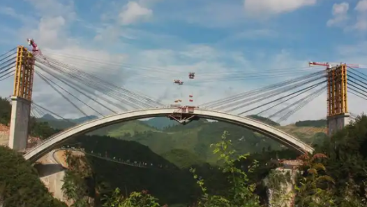 给钢铁彩虹注入“中国智慧” “大国工匠”郭吉平团队持续改写世界山区桥梁建设纪录