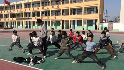 乡村小学课表里的音体美，因为他们填满了