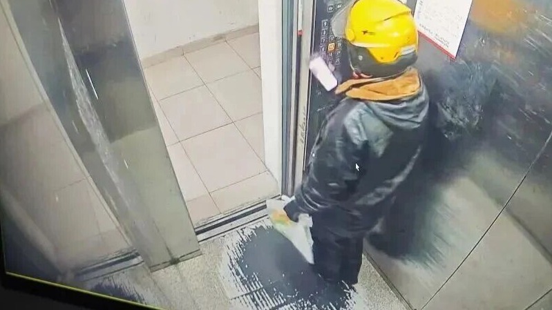 这位外卖小哥，救了一整栋楼！
