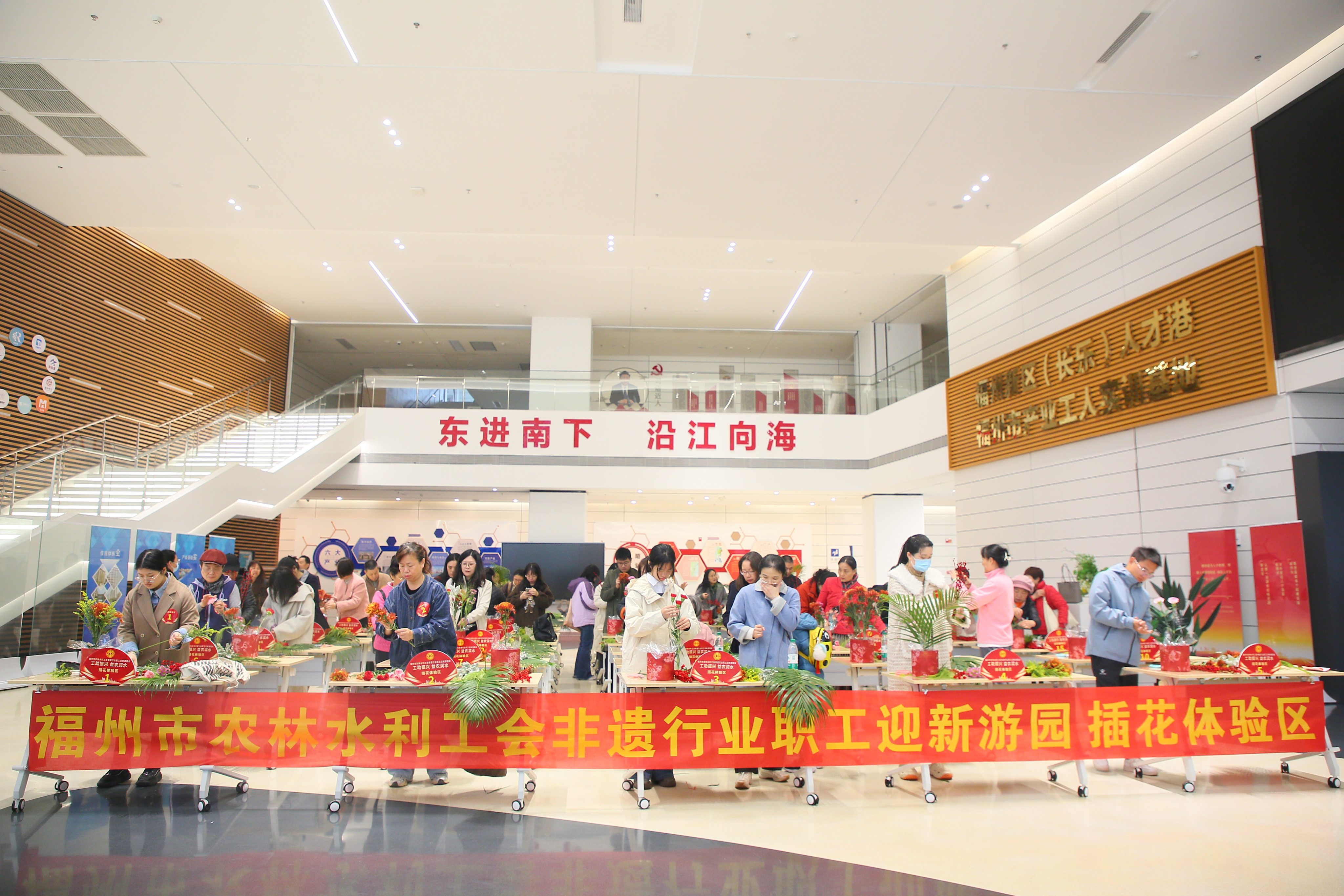 职工在现场体验插花