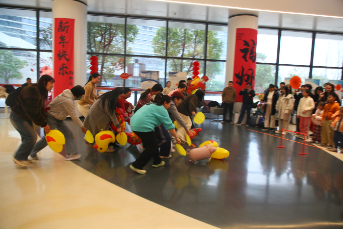 游戏互动环节吸引职工参加