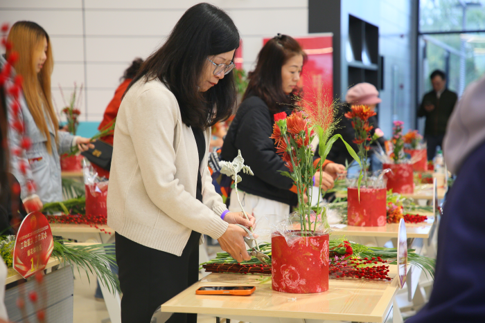 插花环节中职工正在沉浸式创作