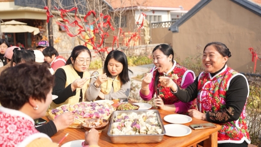 青岛胶州：饺子“牵手”小戏，小村迎来“大餐”