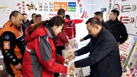 2026年两节工会送温暖行动·暖闻 新闻特写｜一双手套，装着“知冷知热”的陪伴