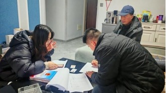 甘肃庆阳市西峰工会“登门走访”解职工之忧