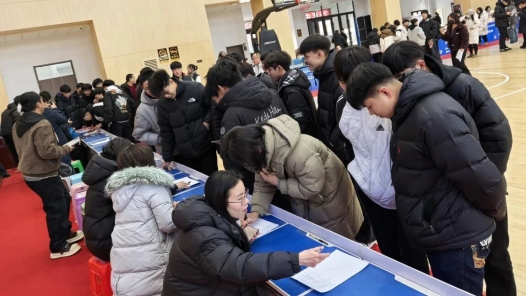 内蒙古赤峰市元宝山区总工会举办中小企业专场招聘会