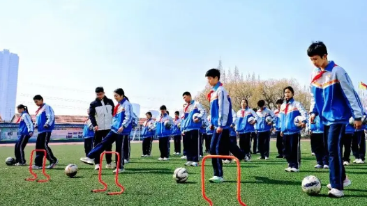 小足球踢出大梦想