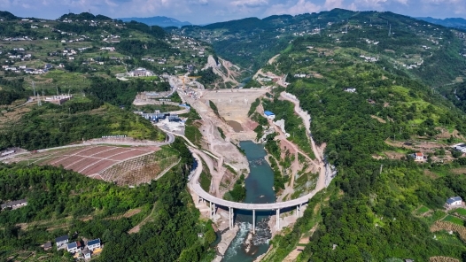 重庆市藻渡水库大坝填筑完成 构筑渝黔防洪新屏障