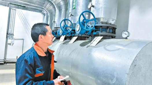 跨区协作破季节壁垒，张北司炉工解锁“冬夏双薪”