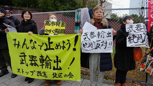 日本民众就执政联盟放宽武器出口限制的动向举行抗议集会