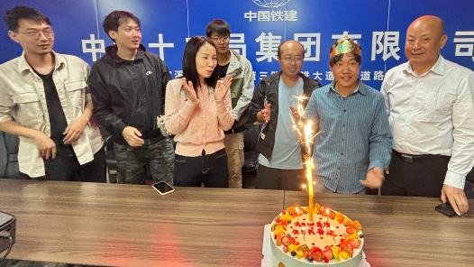 工地上特别的生日会