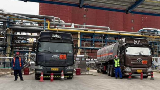 为保障装置“口粮”充足，他们鏖战寒冬卸“苯”忙