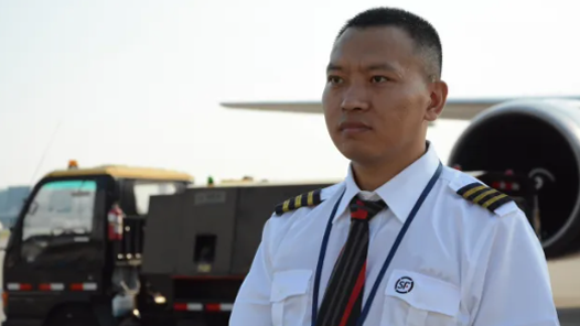 燃！快递小哥逆袭成为机长，他怎么做到的？