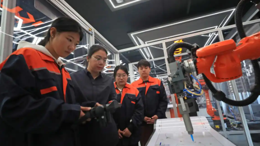 辽宁鞍山把招聘直播间搬进企业生产线