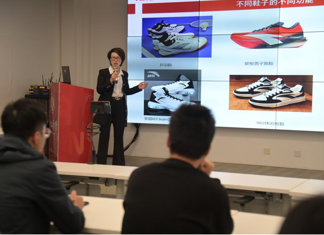 全国“五一劳动奖章”获得者郑小娟正在授课