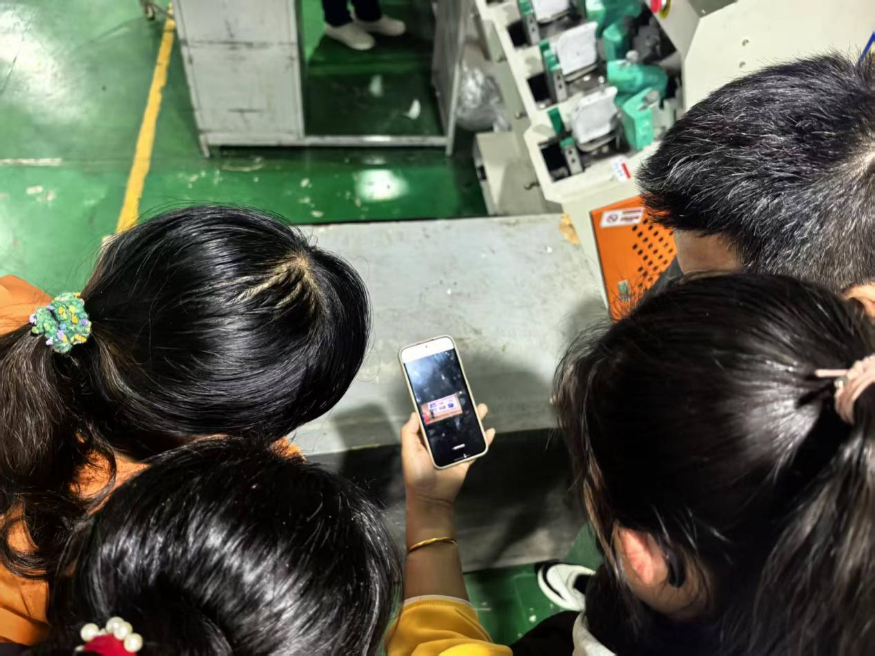 车间工人一起看直播培训课