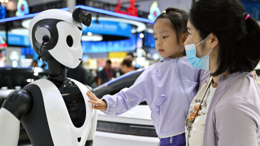 50万亿元关口，消费市场经历系统性“重塑”