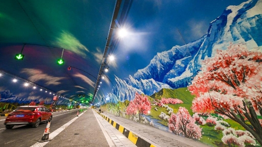 新华鲜报丨20分钟穿越天山南北！世界最长高速公路隧道通车