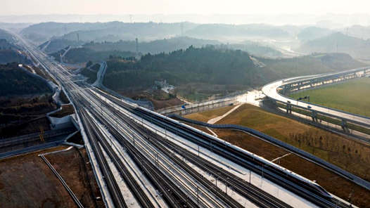 中国高铁不断联通成网赋能发展全局