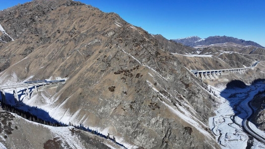 乌尉高速通车 让古丝路枢纽“手牵手”