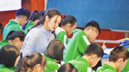 夏依依：耕耘心田，守护少年破茧时