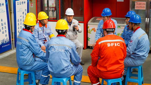 当车间开起了板凳会……