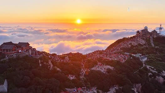 名山景区里的“陪爬师”：在旅游新需求中找到新赛道