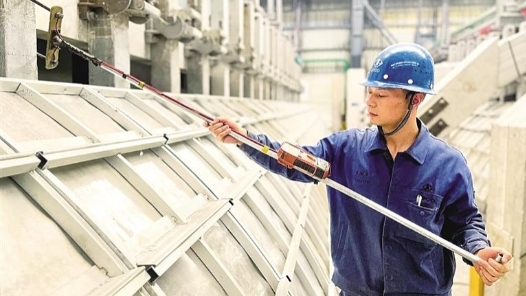 甘肃省劳动模范崔腾忠：电解槽边的坚守与突破