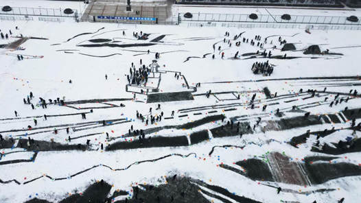 北斗定位、立体构图——哈尔滨千余师生“雪绘”航母福建舰