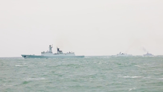 东部战区陆军部队对台岛北部相关海域实施远程火力实弹射击