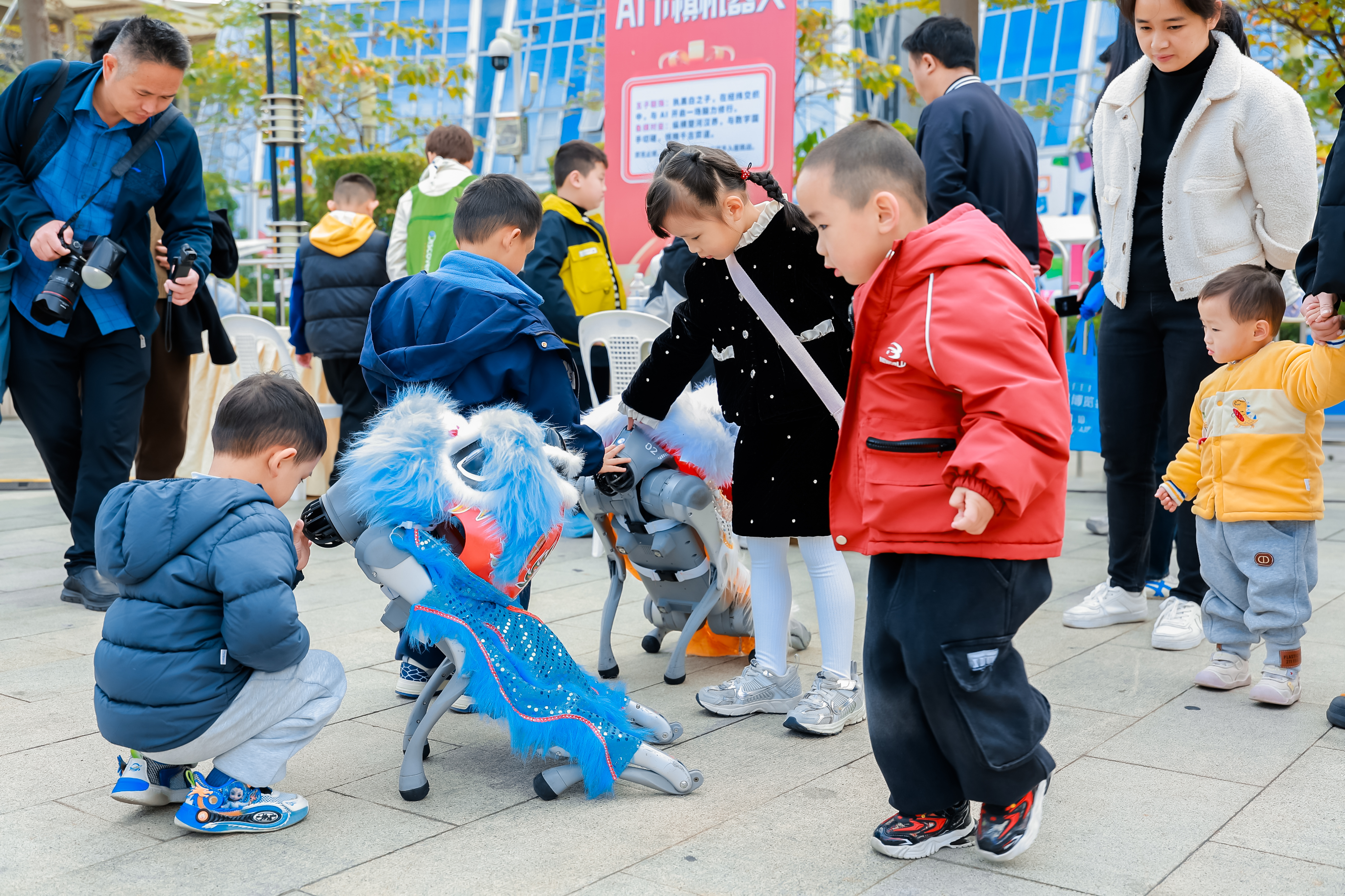 职工家庭正在与机器狗互动