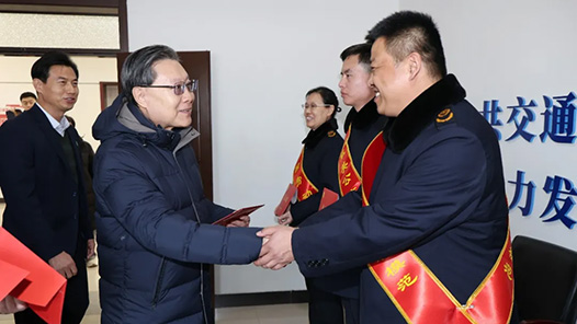 王东明赴河北沧州送温暖时强调：努力帮助职工群众排忧解难 切实增强职工群众获得感幸福感安全感