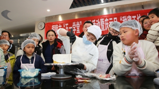 安徽铜陵：亲子烘焙乐融融 情暖新业态劳动者