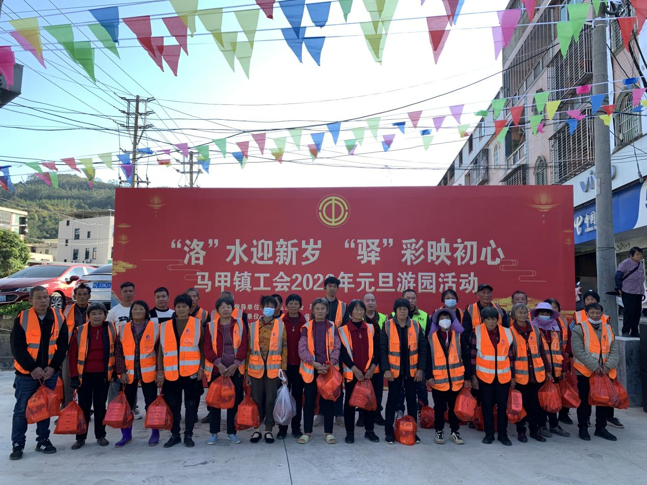 环卫工人领到的“暖驿福袋”