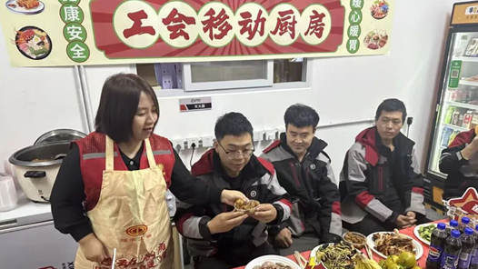 “工会移动厨房”升起快递网点烟火气
