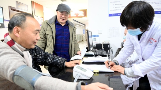 湖北建始县总工会为出租（网约）车司机送“健康礼包”