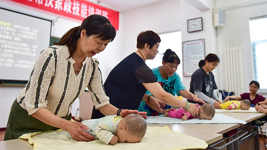 “线上学习+线下实操” 天津市河西区百人拿到“保育师”“电工”证书