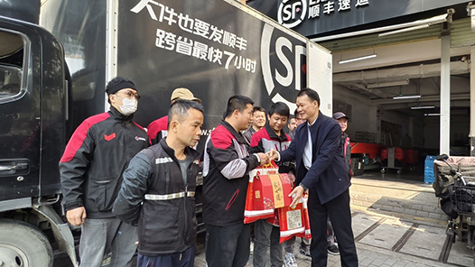 广西玉林工会开展发放“暖新礼包”活动