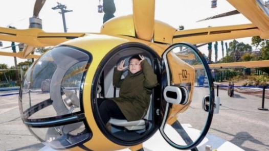 上海市民排队体验“空中出租车”