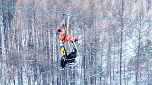 是119吗？有人挂滑雪场索道上了……