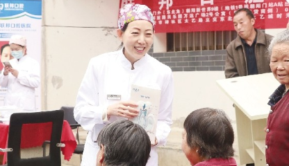 邓邦莲：三十余载匠心 只为笑可露齿