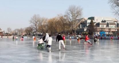 北京什刹海：把马年元素融入冰雪乐趣
