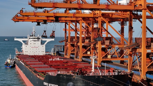 李强在政府工作报告中介绍，一年来实施更加积极有为的宏观政策，着力稳定经济运行