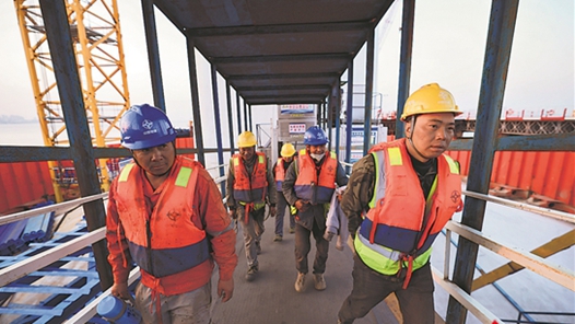 一线蹲点影像｜海上桥工