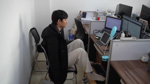 “折翼”亦飞翔，无臂博士用双脚书写“逆袭”人生