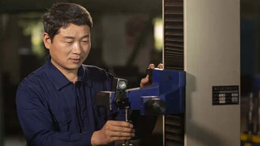 刀具在他手下跳起精准之舞